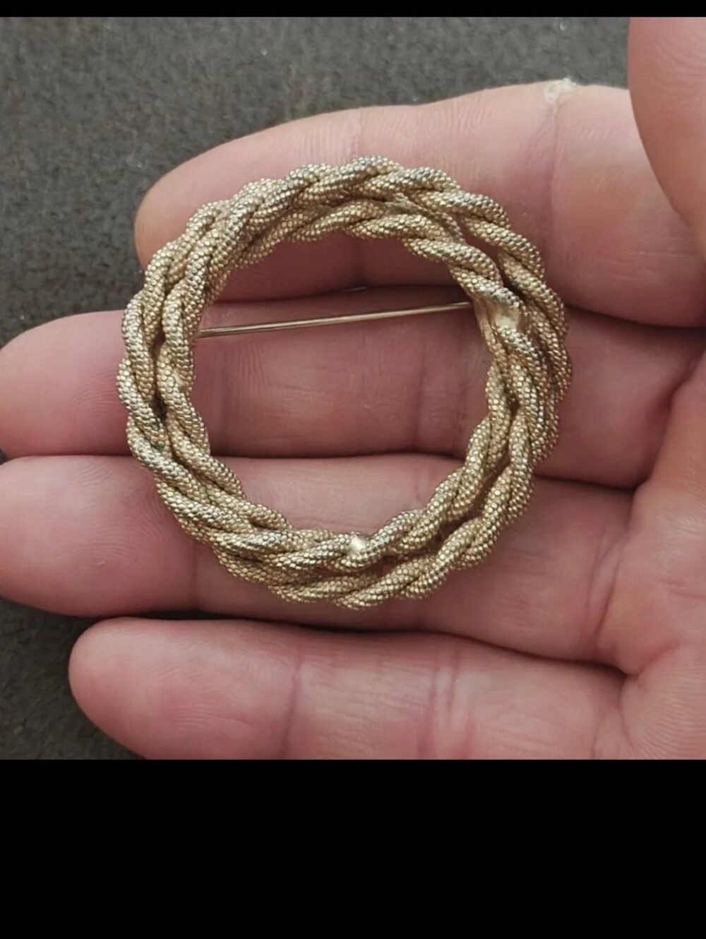 1970s/80s Textured Gold-Tone Twisted Mesh Wreath Brooch.